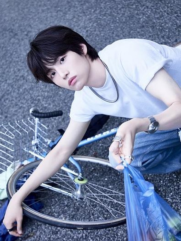 Yonghoon awalnya seorang trainee model, sebelum akhirnya menjalani masa pelatihan di Starship selama 2 tahun 4 bulan.

Dia menggambarkan dirinya seperti pohon, yang mana kokoh dan tangguh.