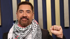 Javier Bardem Pakai Keffiyeh di Emmy Awards, Serukan Boikot Israel
