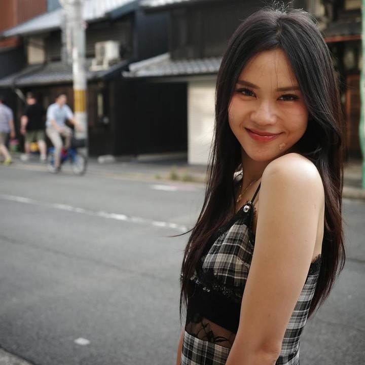 <p>Keduanya tampak sangat menikmati bulan madu ini. Bahkan, mereka saling mengabadikan momen satu sama lain, lho. Pada<em> postingan</em> itu, Erwin pun menuliskan gombalan untuk Jessica. &ldquo;Ahhh cantiknya istri-ku ni,&rdquo; tulis Erwin.&nbsp;(Foto: Instagram@erwinphang)</p>