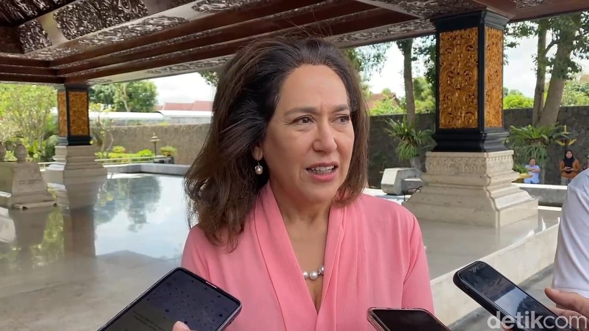 Kartika Sari Dewi Soekarno usai ziarah ke makam Bung Karno di Kota Blitar