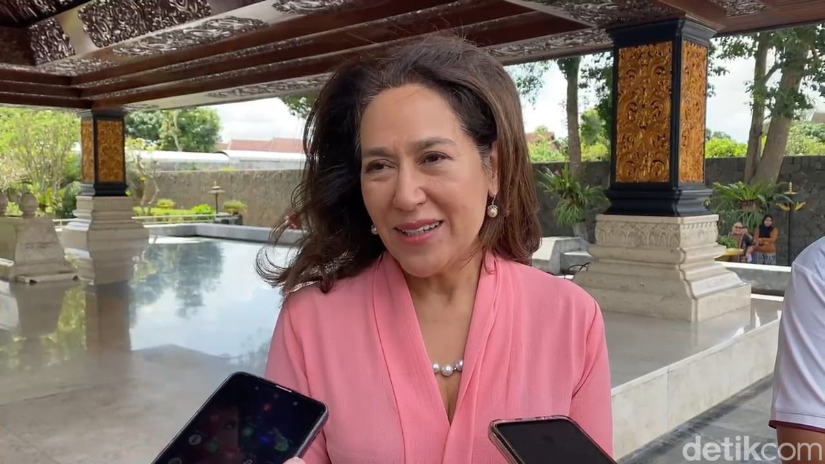 Kartika Sari Dewi Soekarno usai ziarah ke makam Bung Karno di Kota Blitar