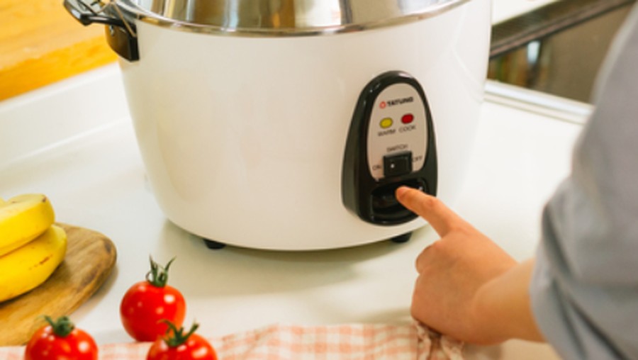 Kasih Rice Cooker Bekas ke Lansia&comma; Petugas Kebersihan Ini Didakwa Korupsi&excl;