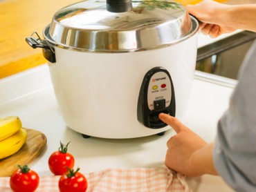 Sering Dilakukan Tanpa Sengaja, Ini 5 Penyebab Nasi Cepat Kuning di Rice Cooker