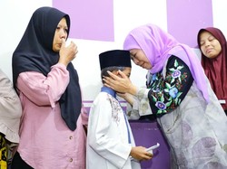 Momen Sedih Khofifah Takziah Keluarga Korban Kecelakaan Bus di Bromo