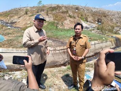 Gunungan Sampah di TPA Jabon Sidoarjo Capai 15 Meter