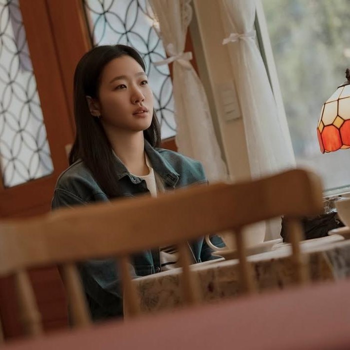 Kim Go Eun berperan sebagai Ryu Eun Jung di drama You and Everything Else.