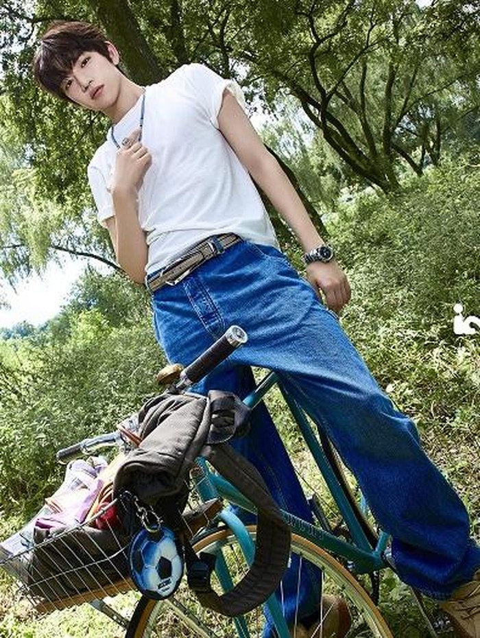 Lahir pada 17 Agustus 2005, Minjae menjalani masa pelatihan lebih dari 3 tahun, dan sebelumnya menjadi trainee di SM Entertainment dan Def Dance Skool, sebelum akhirnya bergabung dengan Starship. Dia dikenal dengan proporsi tubuh yang ideal dan sikapnya yang tenang.