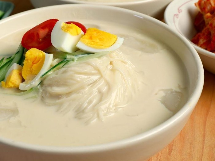 Kongguksu adalah sup mie dingin khas Korea dengan mie gandum yang disajikan dalam kuah susu kedelai/Foto: maangchi.com