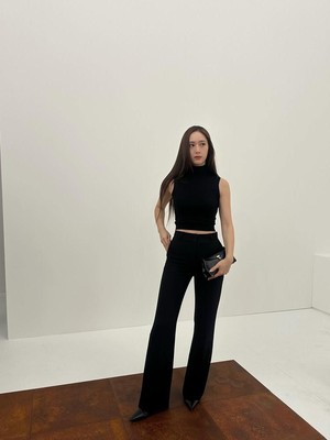 Get The Look: Inspirasi All Black Style ala Krystal Jung