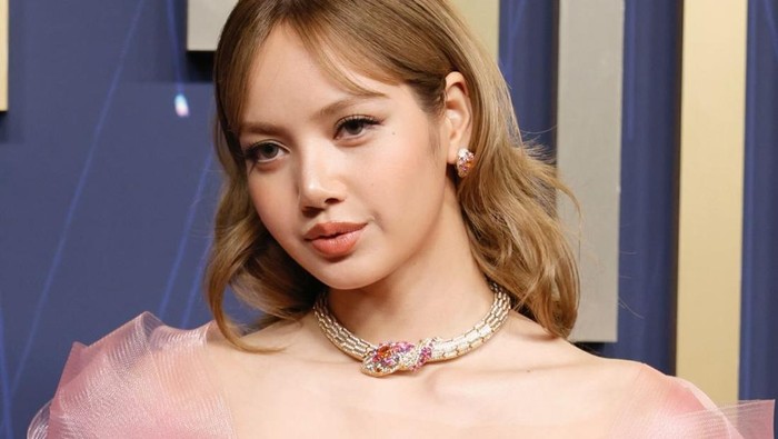 Lalisa Manobal hadiri Emmy Awards 2025. Ia mengenakan gaun dari Lever Couture.