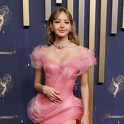 Bak Barbie di Dunia Nyata, Lisa BLACKPINK Tampil Menawan di Red Carpet Emmy Awards 2025