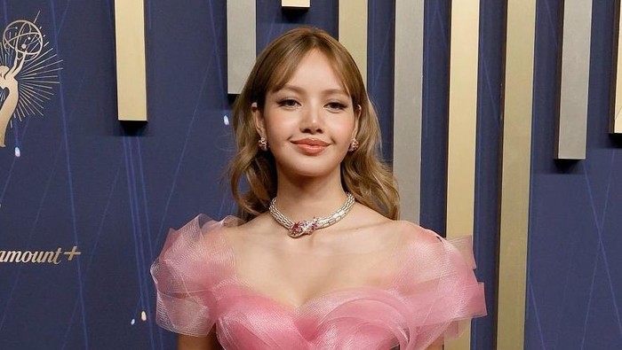 Bak Barbie di Dunia Nyata, Lisa BLACKPINK Tampil Menawan di Red Carpet Emmy Awards 2025