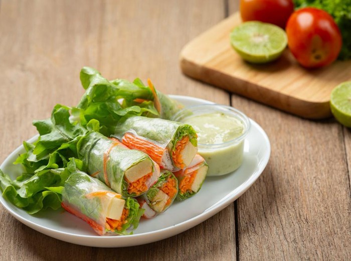Lumpia selada dengan balutan daun selada segar bisa menjadi cara kreatif menikmati sayur tanpa perlu menggoreng atau menumis. Selain menambah asupan serat, sajian ini juga memberi sensasi renyah dan segar yang membuat diet sehat lebih menyenangkan./ Foto: Freepik.com/jcomp