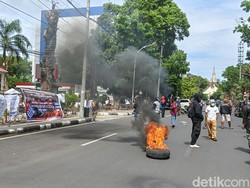 Mahasiswa Papua Demo di PN Makassar Tuntut 4 Terdakwa Kasus Makar Dibebaskan