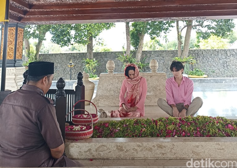 Kartika Sari Dewi Soekarno dan putranya, Frederik Kiran Soekarno Seegers berkontemplasi saat ziarah di makam Bung Karno, Kota Blitar