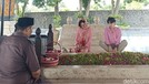 Kartika Sari Dewi Soekarno dan putranya&comma; Frederik Kiran Soekarno Seegers berkontemplasi saat ziarah di makam Bung Karno&comma; Kota Blitar