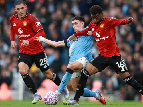 Keane Berang Tak Ada Pemain MU Kena Kartu Kuning Lawan Man City