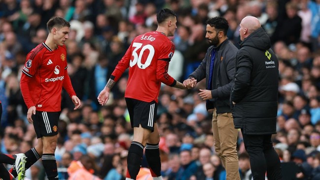 Amorim Tantang MU Pecat Dirinya Pelatih Manchester United Ruben Amorim menantang pihak klub untuk memecatnya karena ia tidak akan mengubah filosofi bermainnya.
