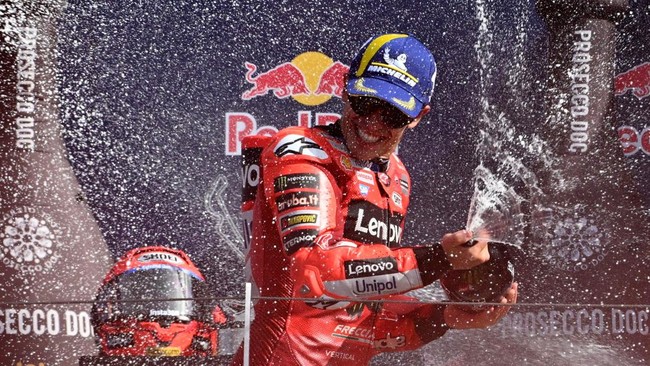 Pecahkan Rekor Poin Semusim, Marc Marquez Punya Kans Tembus 600 Poin Marc Marquez resmi memecahkan rekor poin terbanyak MotoGP dalam semusim. Ia kini bahkan punya peluang untuk menembus catatan 600 poin.