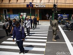 Petugas Disiagakan Atur Lalin Saat Uji Coba Pelican Cross di Stasiun Cikini