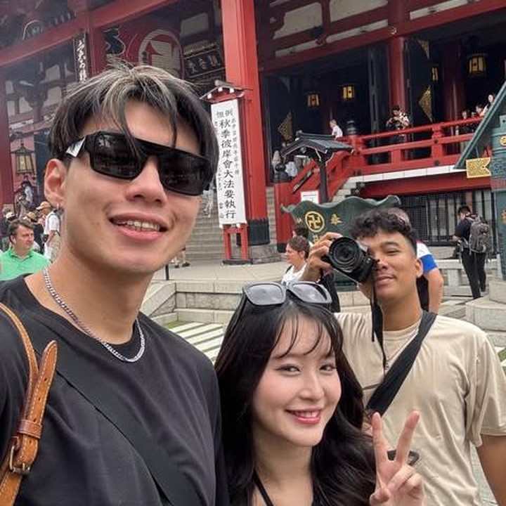 <p>Di foto lainnya, pasangan yang menikah pada 7 Desember 2025 ini kembali tampil kompak mengenakan baju berwarna hitam. Vior dan Vincent tampaknya banyak menghabiskan momen <em>babymoon</em> di <em>outdoor</em>. Selain menikmati suasana jalanan Jepang, keduanya juga mengunjungi tempat wisata. (Foto: Instagram @nitavior/ @vincent_vrk)</p>
