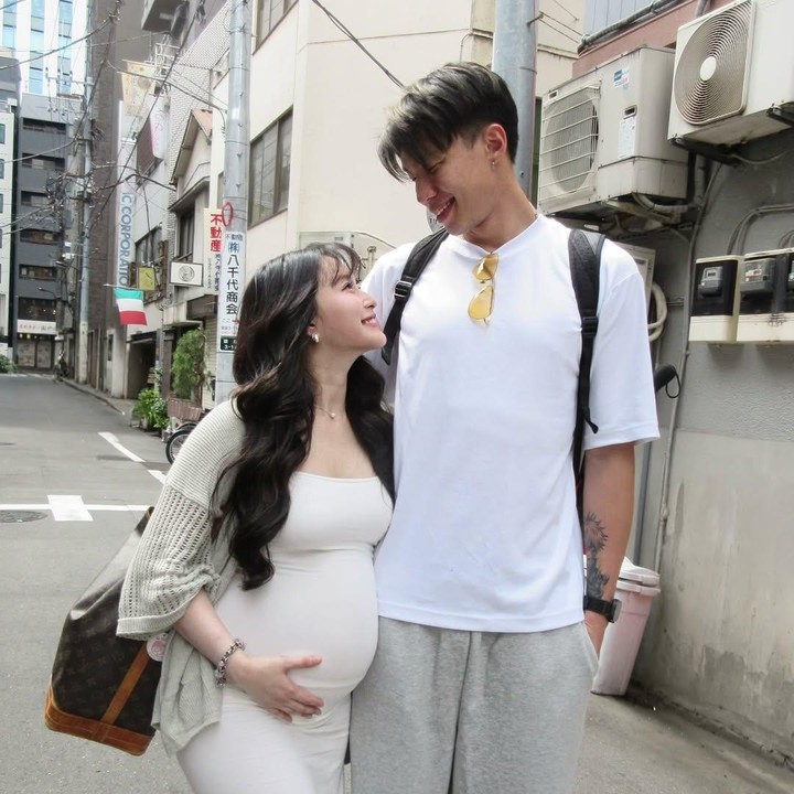<p>Saat menyusuri jalanan di Jepang, Vior dan Vincent kompak mengenakan pakaian casual dengan warna senada. Vior terlihat cantik mengenakan baju terusan berwarna putih gading dengan jaket cardigan. Sementara itu, Vincent tampil casual memakai kaus putih dan celana abu-abu. (Foto: Instagram @nitavior/ @vincent_vrk)</p>