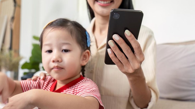 Orang Tua Terlalu Sibuk dengan Gadget? Ini Dampaknya pada Perkembangan Bayi & Balita Orang Tua Terlalu Sibuk dengan Gadget? Ini Dampaknya pada Perkembangan Bayi & Balita