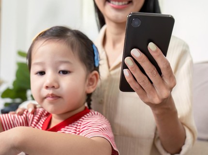 Orang Tua Terlalu Sibuk dengan Gadget? Ini Dampaknya pada Perkembangan Bayi & Balita