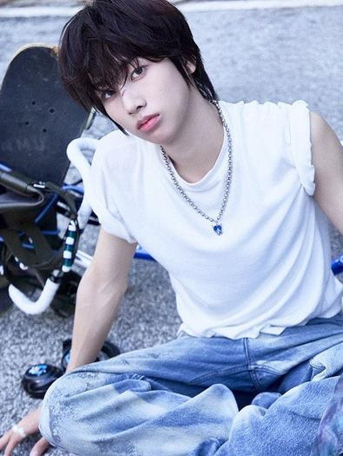 Lahir pada 5 Oktober 2007, Seonghyeon merupakan mantan trainee JYP Entertainment, dan kini ia bersekolah di Hanlim Arts School jurusan Practical Dance. Ia menjalani masa pelatihan selama 3 tahun 9 bulan.