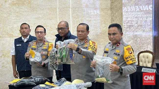 Kapolda Metro Jaya Irjen Pol. Asep Edi Suheri mengungkapkan sejumlah barang bukti terkait dengan kasus dugaan perusakan fasilitas umum saat demo di Jakarta.