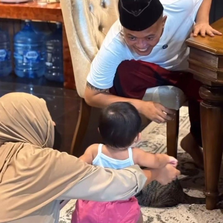 <p>Senyum lebar terpancar dari wajah sang pelawak yang kini berusia 48 tahun itu. "Abah seneng liat selina, langsung sembuh <em>alhamdulillah</em> ,sehat ya abah dari Selina," tulis Rizky Febia&nbsp;di Instagram. (Foto: Instagram @ferdinan_sule)</p>