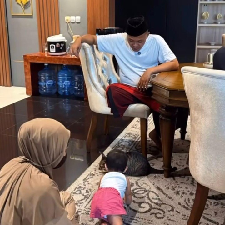 <p>Momen kebersamaan itu pun terlihat dalam unggahan yang tersebar di media sosial. Kehadiran Selina seolah membawa energi baru untuk kakeknya yang sedang berjuang melawan sakit. (Foto: Instagram @ferdinan_sule)</p>