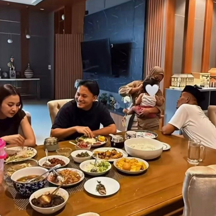 <p>Bagi Sule, Selina menjadi anugerah terindah yang menjadi penguat untuk dirinya. Tak hanya Selina, sang Bunda dan Ayah juga terlihat ikut hadir dalam momen kebersamaan tersebut. (Foto: Instagram @ferdinan_sule)</p>