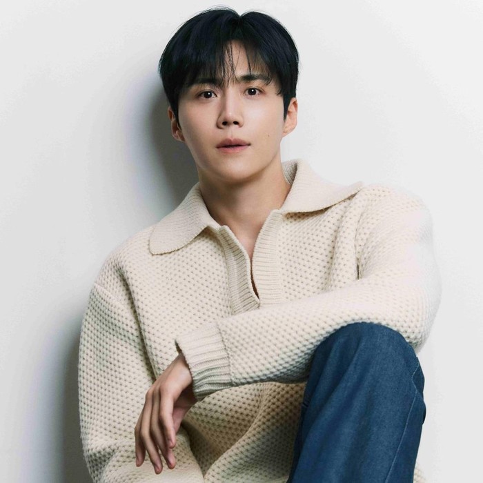Setelah enam tahun berkarier di bawah naungan SALT Entertainment, Kim Seon Ho memutuskan untuk tidak memperpanjang kontrak. Hingga pada awal Maret lalu, sang aktor resmi menjadi rekan agensi Cha Eun Woo di Fantagio Entertainment.