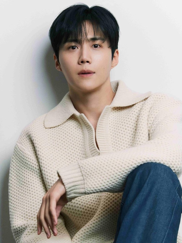 Setelah enam tahun berkarier di bawah naungan SALT Entertainment, Kim Seon Ho memutuskan untuk tidak memperpanjang kontrak. Hingga pada awal Maret lalu, sang aktor resmi menjadi rekan agensi Cha Eun Woo di Fantagio Entertainment.