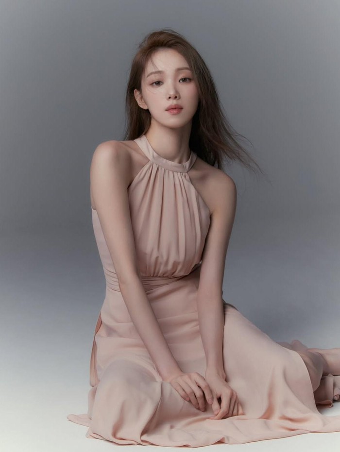 Masa 11 tahun Lee Sung Kyung bersama YG Entertainment telah berakhir bersamaan dengan penutupan divisi manajemen akting pada awal tahun 2025. Ia pun menjadi aktris selanjutnya yang bergabung dengan agensi Fantagio pada Juli lalu.