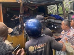 Truk Fuso Hantam Tiang dan Pohon di Tabanan, Sopir Tergencet