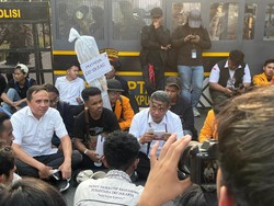 Massa Mahasiswa Demo Ditemui Stafsus Mensesneg di Patung Kuda