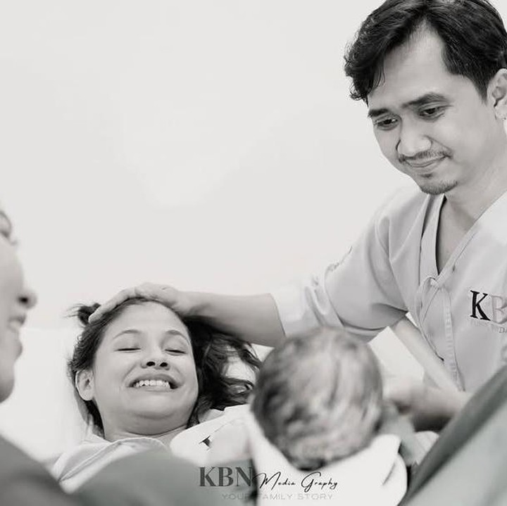 <p>Sara melahirkan anak pertamanya melalui persalinan pervaginam di klinik dengan dibantu oleh bidan. Proses persalinan berjalan lancar. Dalam satu foto yang diunggah, Sara tampak tersenyum bahagia saat pertama kali melihat wajah sang putri yang baru lahir. (Foto: Instagram @sarafajira)</p>