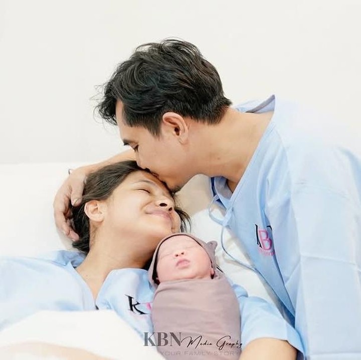 <p>Sara Fajira mulai membagikan kabar kehamilannya ke publik pada awal tahun 2025. Saat itu, ia memamerkan potret baby bump kehamilannya yang sudah tampak besar. Meski sudah<em> go public</em> tentang kehamilannya, Sara dan suami masih menutupi detail soal persiapan melahirkan hingga jenis kelamin anak pertama mereka. Kabar bahagia kelahiran anak pertama Sara baru diketahui dari unggahannya di Instagram. (Foto: Instagram @sarafajira)</p>