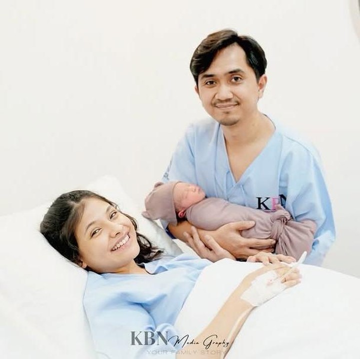 <p>Penyanyi Sara Fajira melahirkan anak pertama berjenis kelamin perempuan pada Minggu (7/9/25). Melalui unggahan di Instagram, Sara membagikan potret putrinya yang dipanggil Ame. "Say hi to our baby girl, Ame. Masya Allah," tulisnya. (Foto: Instagram @sarafajira)</p>