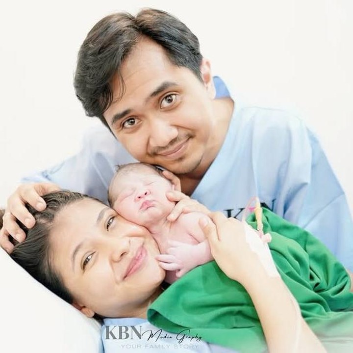 <p>Sara secara khusus menuliskan rasa syukurnya karena bisa melahirkan sang putri dengan lancar. Perempuan 29 tahun ini juga mengucapkan terima kasih kepada suami yang sudah mendampingi dan bidan yang membantunya bersalin, Bunda. "<em>Alhamdulillah</em>, terima kasih Allah. Terima kasih pahlawanku @twisted_plot Terima kasih atas berkah kecil kami, Ame. Terima kasih bidan-bidan yang baik hati," tulisnya. (Foto: Instagram @sarafajira)</p>