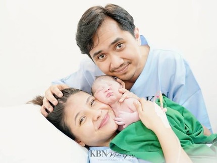 Penuh Haru & Tawa Bahagia, 5 Potret Sara Fajira Melahirkan Anak Pertama Didampingi Suami