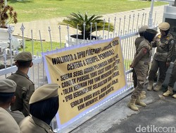 Massa Geruduk Kantor Wali Kota Parepare Tolak Kenaikan PBB-Gudang Ilegal