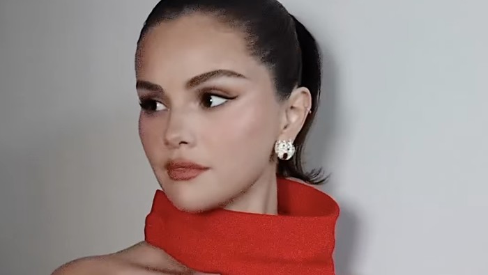 Selena Gomez hadiri Emmy Awards 2025. Ia mengenakan gaun merah Louis Vuitton.