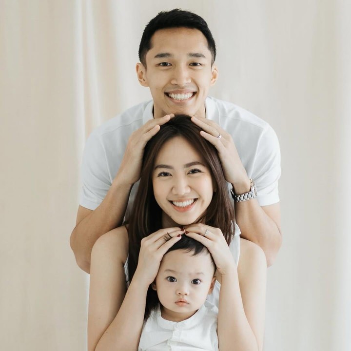 <p>Shanju secara khusus menuliskan pesan manis yang berisi ucapan ulang tahun dan doa untuk suaminya. "Selamat Ulang Tahun, Papa Jo. Belahan jiwaku, panutanku, penasihatku, cahaya hidupku. Tak terlukis kata betapa aku mencintaimu dan betapa bersyukurnya aku padamu. Semoga aku selalu bisa memberikan yang terbaik untukmu, seperti yang selalu kau lakukan untuk kami. Hari demi hari, dalam setiap suka dan duka, kau tak pernah lelah memotivasiku untuk menjadi pribadi yang lebih baik. Semoga Tuhan memberkahimu dengan umur panjang, kesehatan, dan kebahagiaan yang tak berkesudahan," tulis Shanju. (Foto: Instagram @shanju)</p>
