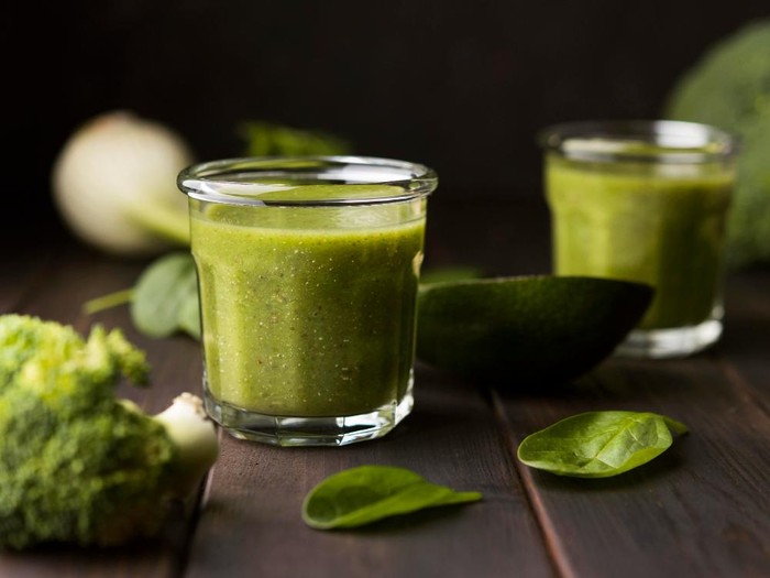 Smoothie sayuran dapat menjadi cara kreatif menikmati gizi seimbang, karena rasanya bisa dipadukan dengan buah sehingga lebih segar dan mudah diterima lidah. Selain praktis, smoothie juga membantu memenuhi kebutuhan serat harian tanpa terasa membosankan dalam program diet sehat./ Foto: Freepik.com/freepik