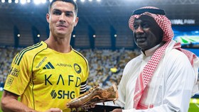 Ronaldo Terima Sepatu Emas dari Legenda Al Nassr