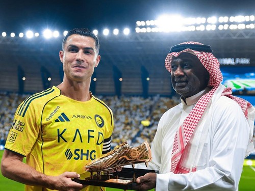 Ronaldo Terima Sepatu Emas dari Legenda Al Nassr