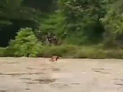 Heboh Ibu Muda Nekat Terobos Sungai Meluap di Polman demi Susul Bayi di Rumah